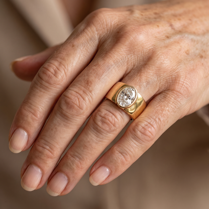 Vintage Ring with Inlaid Zirconia in Gold - worn